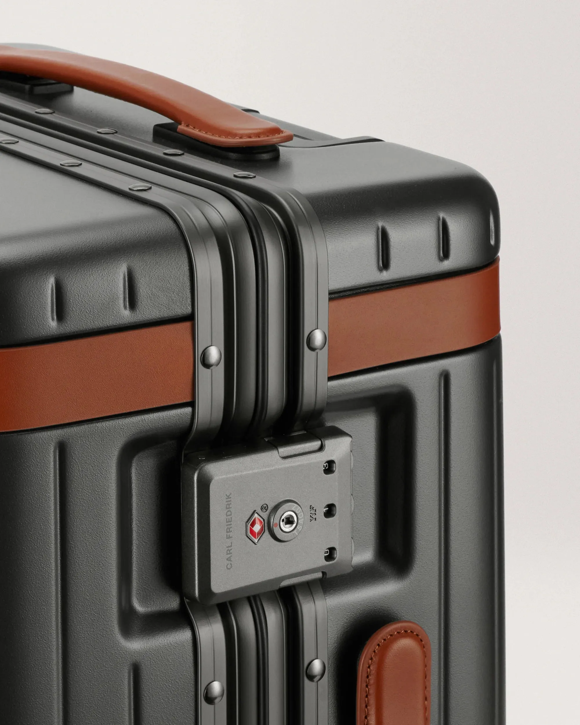 Carl Friedrik Hybrid The Carry-on
